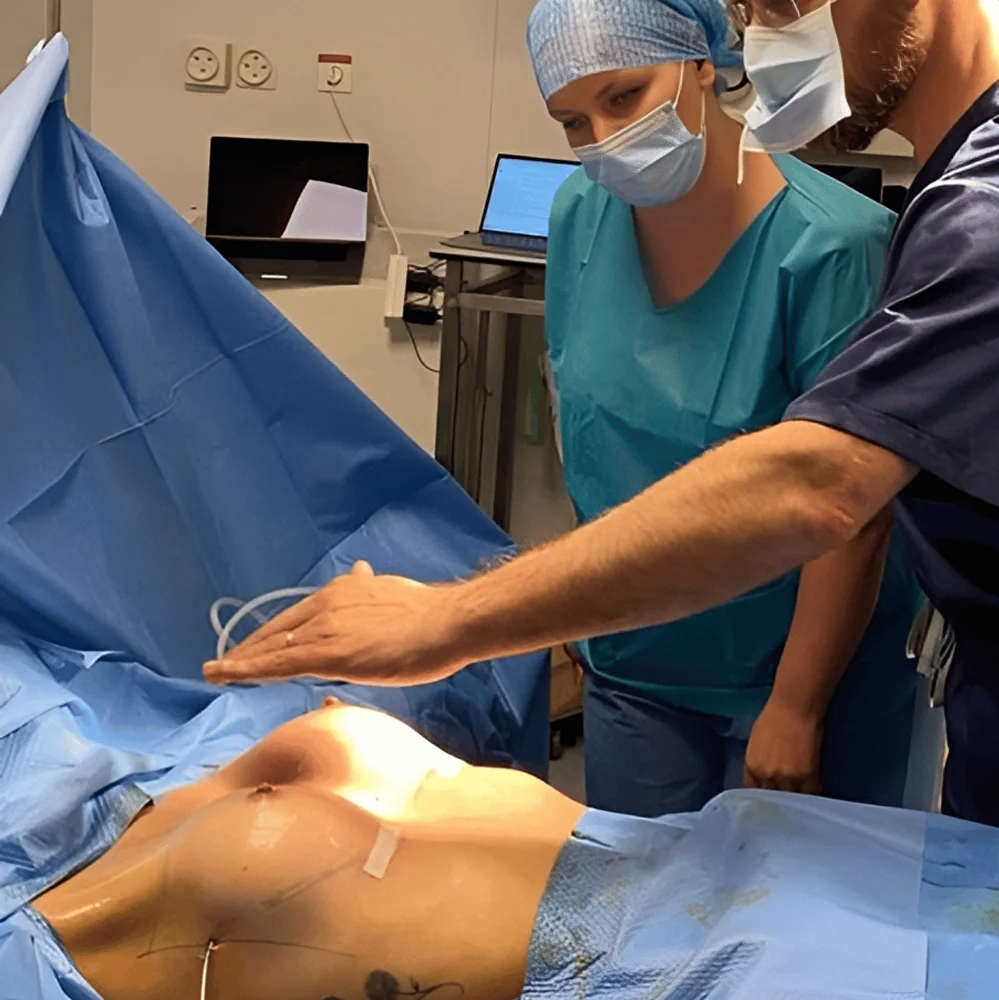 Yulia Valkovich au bloc opératoire avec le Dr Nicolas Zwillinger